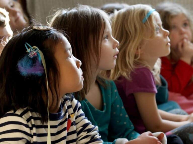 Kindergarteners listen during French class